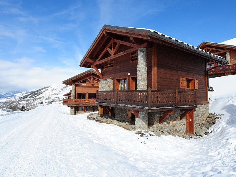 Horská chata s výhledem na Alpy